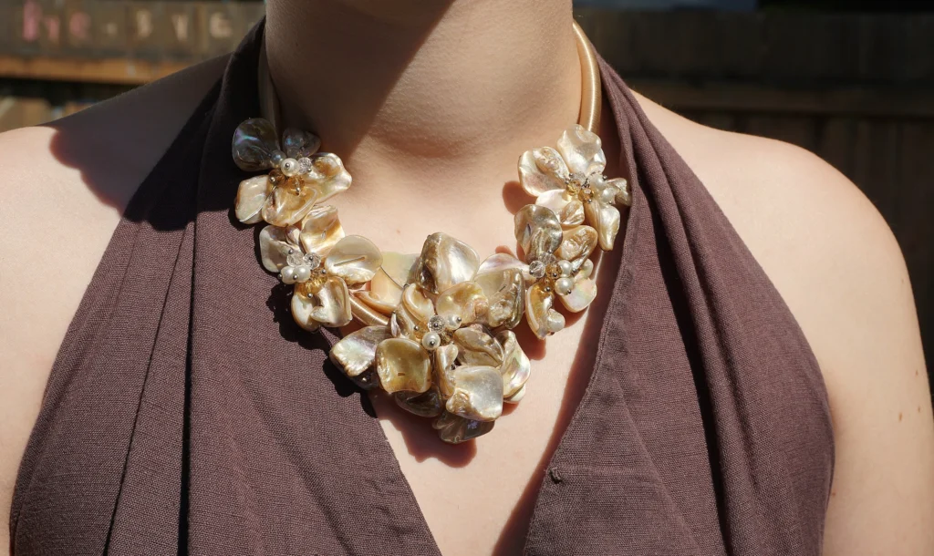 Bib necklace 