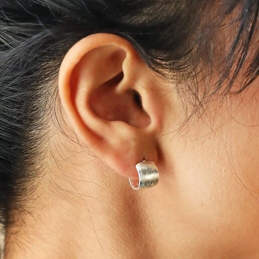 Huggies earring 